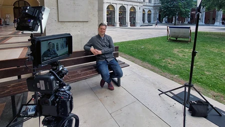 Dreharbeiten der Drehstrom Filmproduktion an der Universität Wien über deren Mathematische Fakultät im Juni 2026.