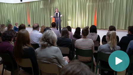 Sehen Sie sich das Eventvideo über den Karriere-Event "Backstage Gossip 2025", produziert von der Drehstrom Filmproduktion in Wien, an.